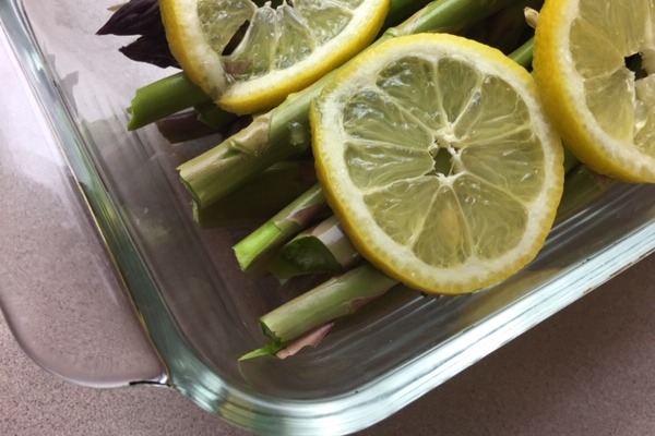 fresh asparagus with lemon