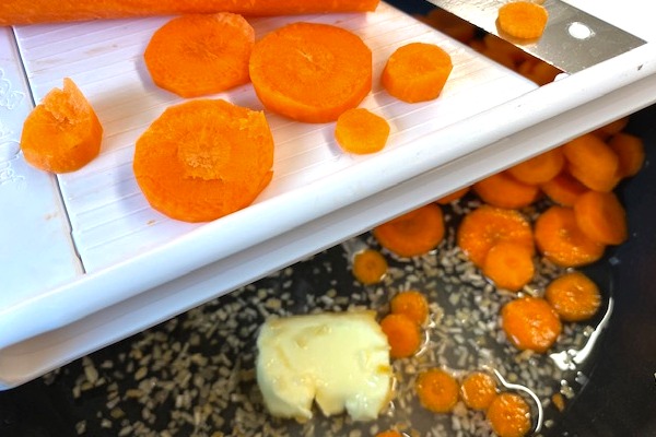 slicing carrots