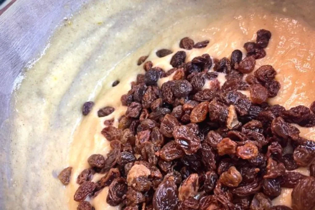 add raisins to the sour cream filling