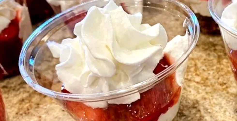 strawberry pretzel dessert cups